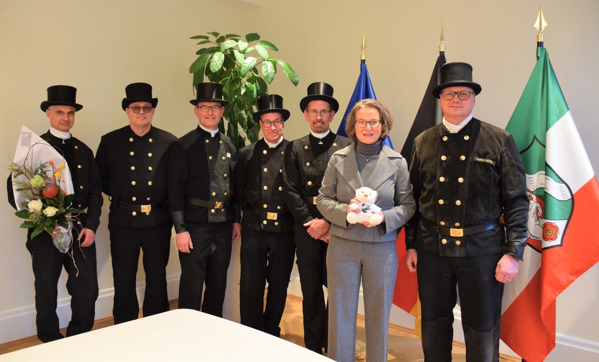 MHKBD NRW (@mhkbd_nrw) on Twitter photo 🎩🍀 Zum Start ins neue Jahr haben die #Schornsteinfeger des Fachverbands Schornsteinfegerhandwerk #NRW Min. <a href="/inascharrenbach/">Ina Scharrenbach</a> traditionelle Neujahrswünsche überbracht. Handwerk baut Zukunft: Und das gelingt nur mit unseren Schornsteinfegern. Vielen Dank für den Besuch! 🎩🍀 Zum Start ins neue Jahr haben die #Schornsteinfeger des Fachverbands Schornsteinfegerhandwerk #NRW Min. <a href="/inascharrenbach/">Ina Scharrenbach</a> traditionelle Neujahrswünsche überbracht. Handwerk baut Zukunft: Und das gelingt nur mit unseren Schornsteinfegern. Vielen Dank für den Besuch!