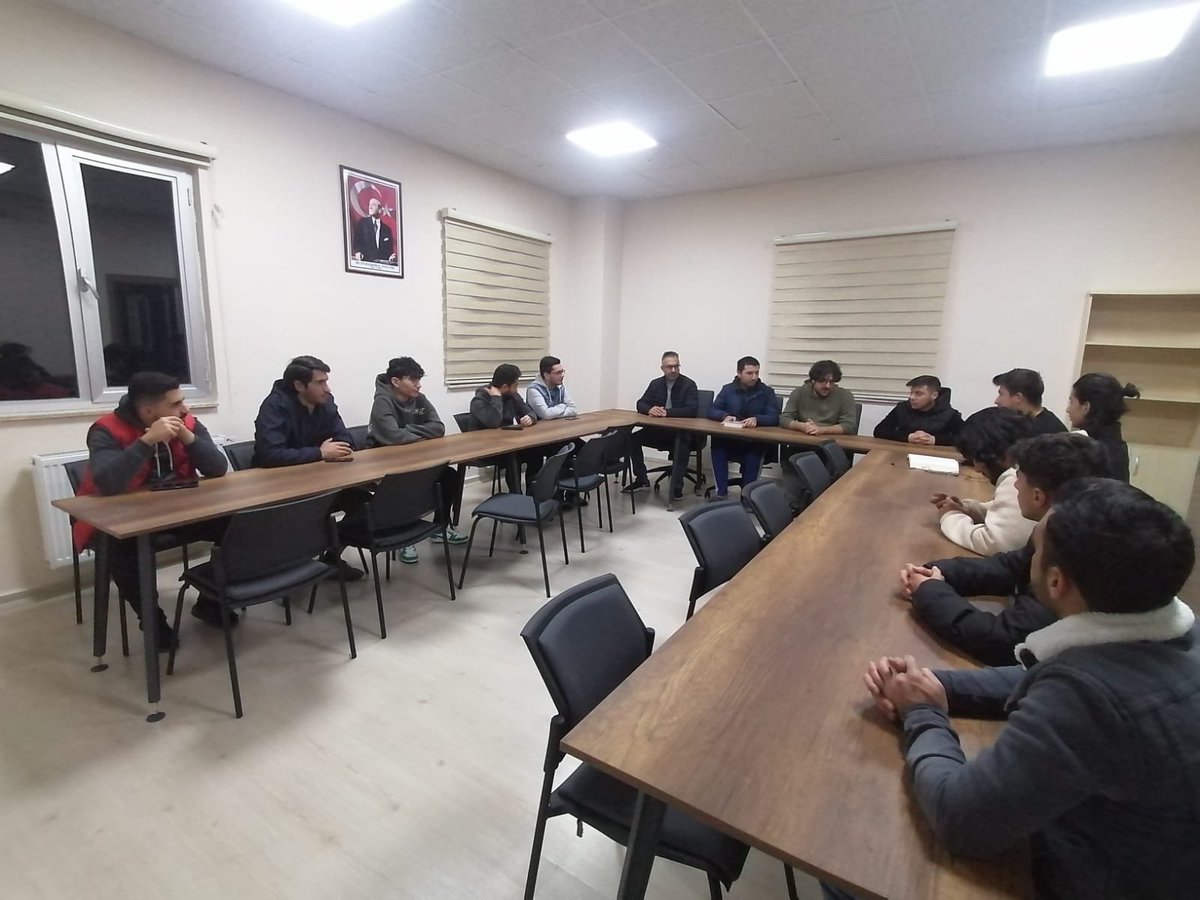 AntalyaKYGM's tweet photo. Muratpaşa ve Şehzade Korkut yurdu öğrencilerine manevi danışman Emrullah Zorlu tarafından Sarıkamış Harekatı’nın 108’inci yıl dönümünü anlatan söyleşi gerçekleştirdik.

Kahraman Şehitlerimizi saygı, rahmet ve minnetle öğrencilerimiz ile anıyoruz. https://t.co/iCoCOSB8iK