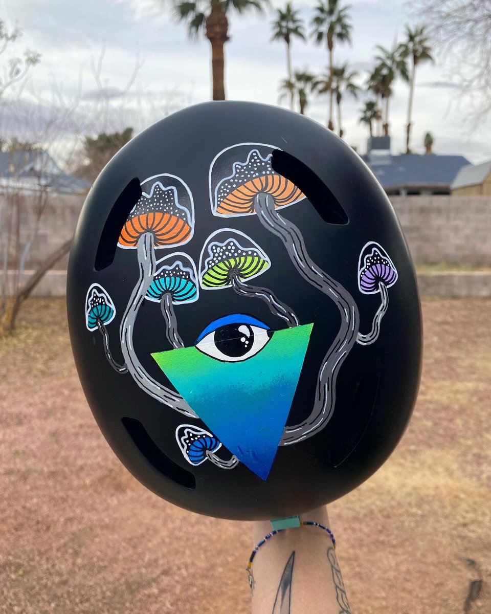 _alexxiss_'s tweet photo. Hey yall, I paint things. These are custom snowboarding helmets.  I can customize essentially anything and would love to have more projects like these!!! 

 Every big of support helps! My Instagram is @aaModernHippie https://t.co/tZK9tK06vM