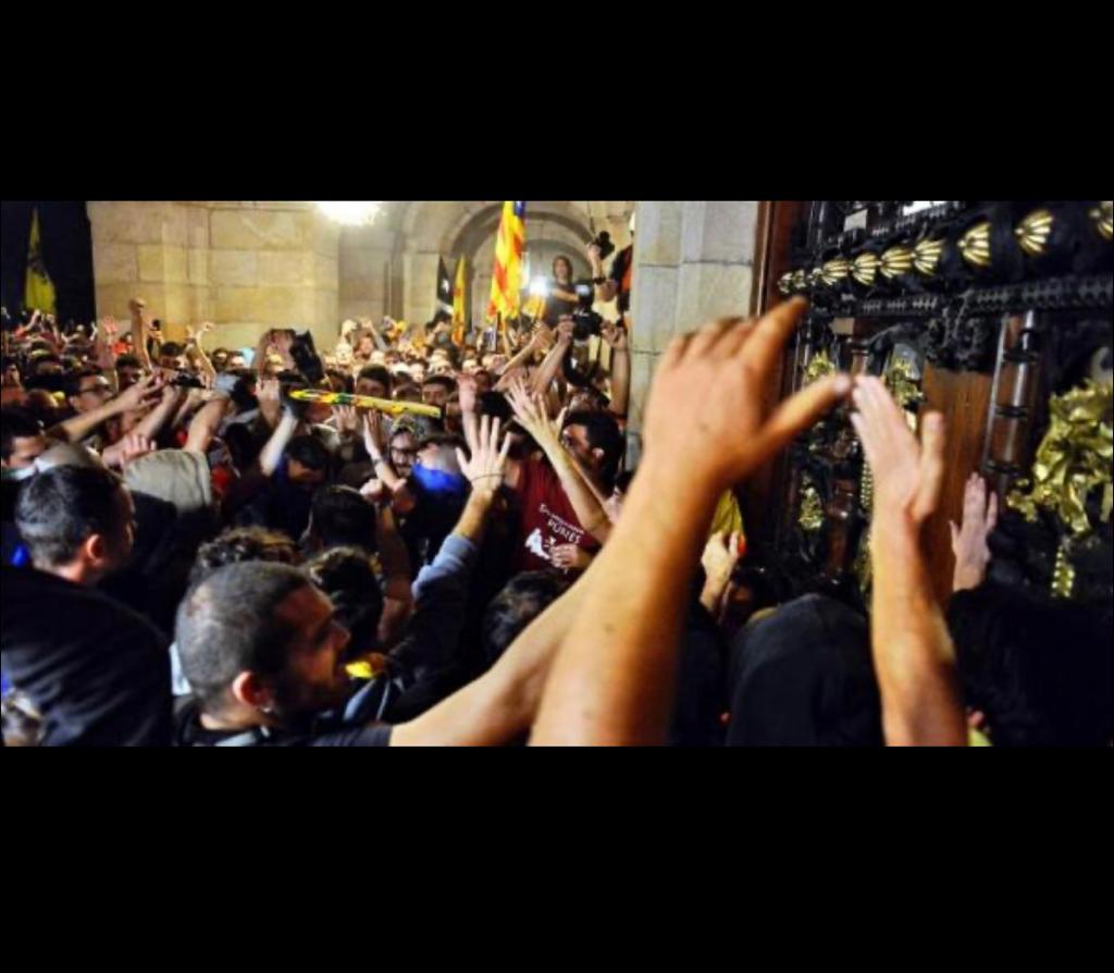 jmpazs's tweet photo. ¿¿¿Pero que habla la izquierda???
¡¡Los mismos que alentaron los intentos de asalto al Parlament en el 2011,2017 y 2018 son los que apoyan a Sanchez!!
HIPOOOOCRITAS!!! #GolpeDeEstado https://t.co/OqBnwTsF2k