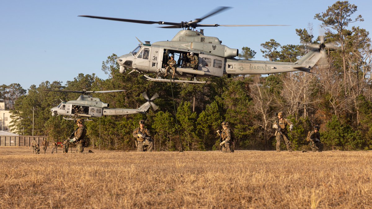 MARFORCOM's tweet photo. #Marines w/ @26MEU fast rope from a UH-1Y Venom during a VBSS course in N.C. The course trained Marines to conduct Maritime Interception Operations.
(#USMC photos by Cpl. Matthew Romonoyske-Bean)
#WeHaveTheWatch #HomelandDefense #EveryDomain #MarineAviation https://t.co/S0r9mxlV5Y