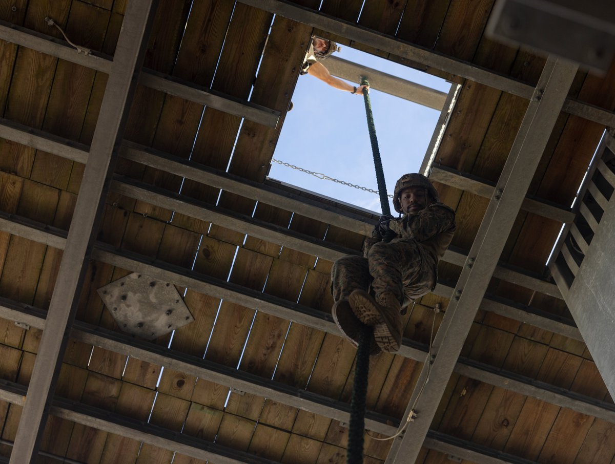 MARFORCOM's tweet photo. #Marines w/ @26MEU fast rope from a UH-1Y Venom during a VBSS course in N.C. The course trained Marines to conduct Maritime Interception Operations.
(#USMC photos by Cpl. Matthew Romonoyske-Bean)
#WeHaveTheWatch #HomelandDefense #EveryDomain #MarineAviation https://t.co/S0r9mxlV5Y