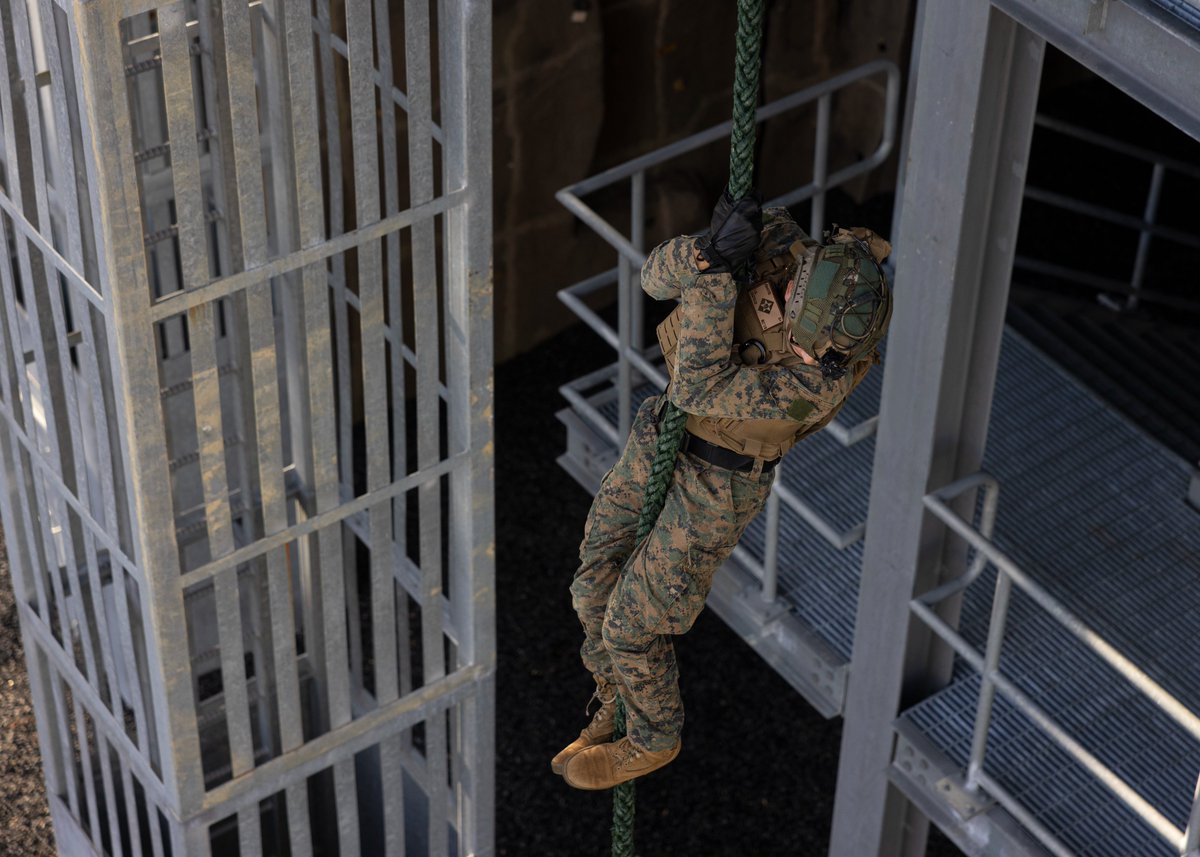MARFORCOM's tweet photo. #Marines w/ @26MEU fast rope from a UH-1Y Venom during a VBSS course in N.C. The course trained Marines to conduct Maritime Interception Operations.
(#USMC photos by Cpl. Matthew Romonoyske-Bean)
#WeHaveTheWatch #HomelandDefense #EveryDomain #MarineAviation https://t.co/S0r9mxlV5Y