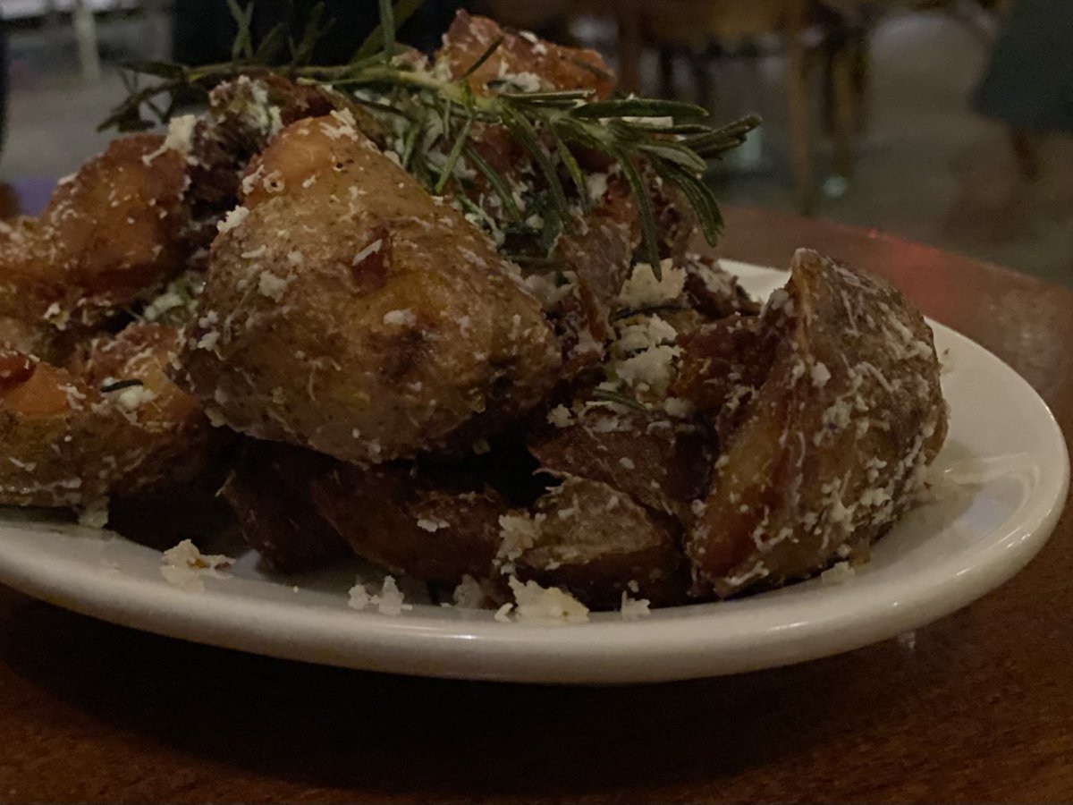 MichelinGuideNA's tweet photo. Can't think of a better match than these crispy potatoes and roast chicken from @Barbuto #MICHELINGuideNY https://t.co/ezQ0xGqpoK