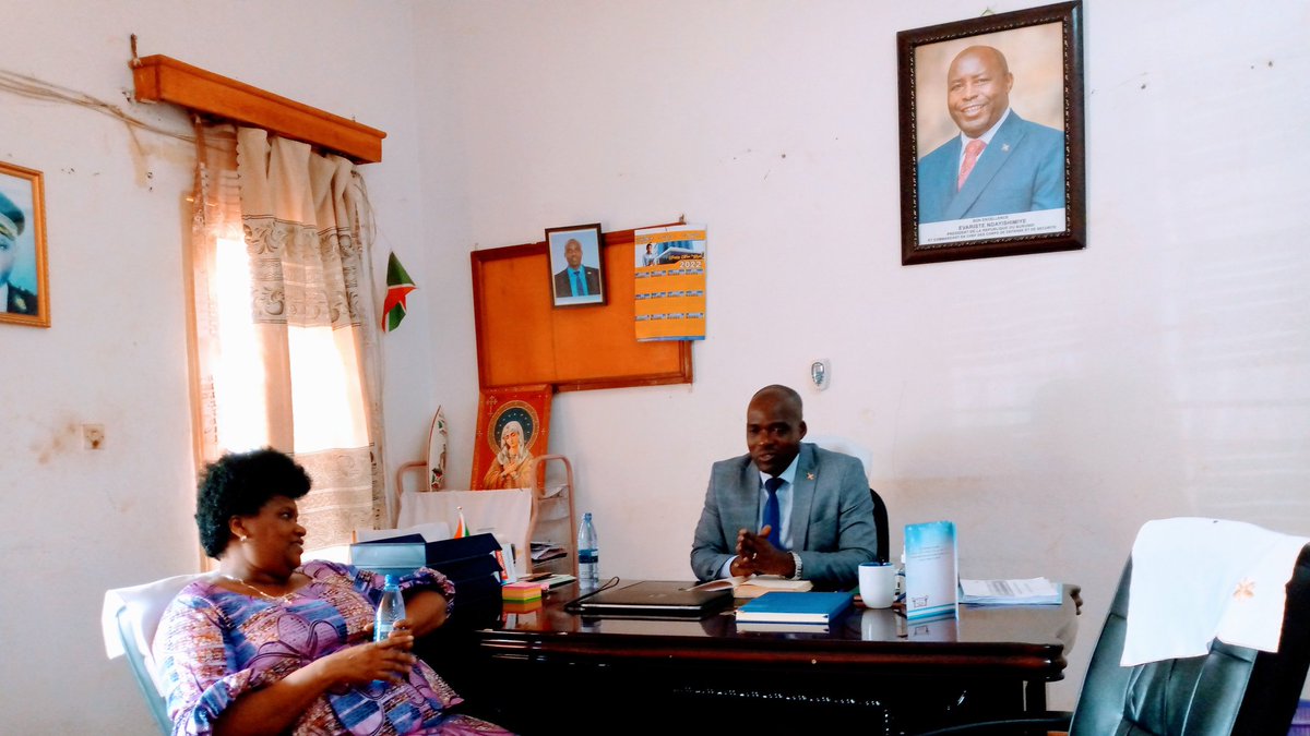 BuhumuzaProvinc's tweet photo. #Burundi:Kuri uyu muhingamo w'ig. rya 9/1/2023,Buramatari w'intara ya @MuyingaProvince Jean Claude #Barutwanayo yakiriye mu biro umushikiranganji wa @mspls_bdi Sylvie #NZEYIMANA,baganiriye uko igisata c'amagara y'abantu mu ntara y'ubuvuzi cifashe mu gutunganiriza abenegihugu. https://t.co/wdg3EbbHma