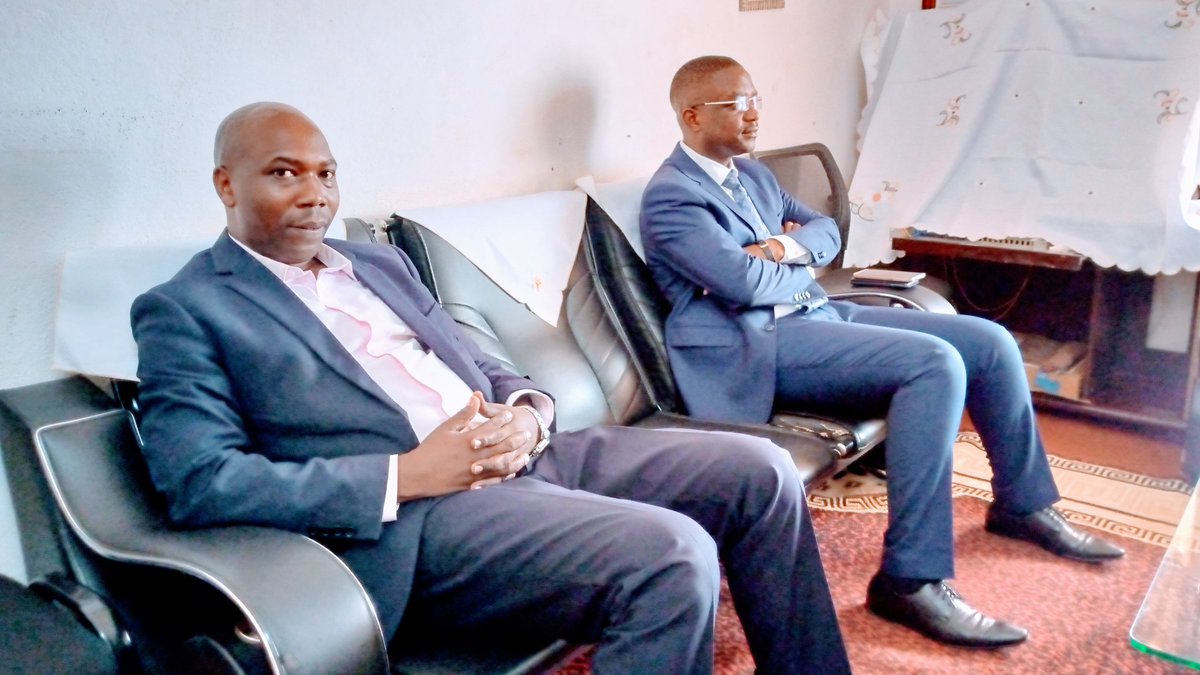 BuhumuzaProvinc's tweet photo. #Burundi:Kuri uyu muhingamo w'ig. rya 9/1/2023,Buramatari w'intara ya @MuyingaProvince Jean Claude #Barutwanayo yakiriye mu biro umushikiranganji wa @mspls_bdi Sylvie #NZEYIMANA,baganiriye uko igisata c'amagara y'abantu mu ntara y'ubuvuzi cifashe mu gutunganiriza abenegihugu. https://t.co/wdg3EbbHma