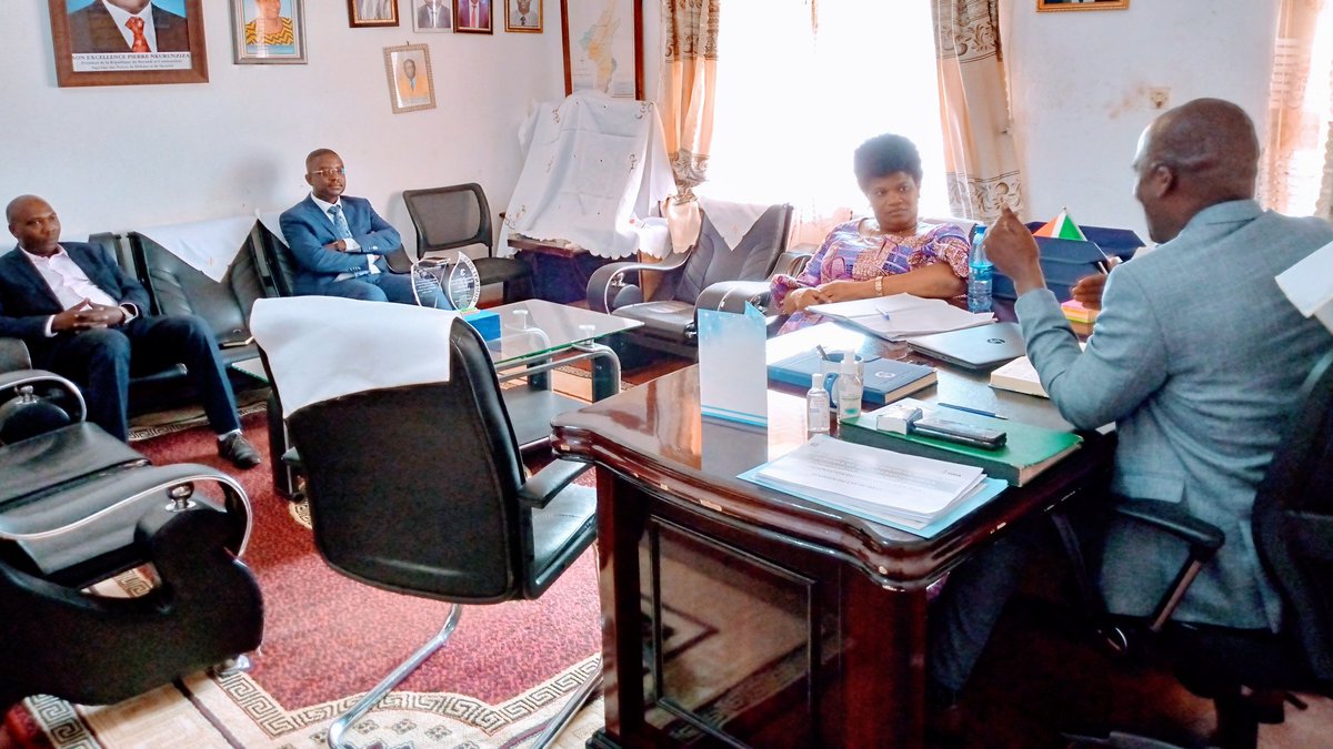 BuhumuzaProvinc's tweet photo. #Burundi:Kuri uyu muhingamo w'ig. rya 9/1/2023,Buramatari w'intara ya @MuyingaProvince Jean Claude #Barutwanayo yakiriye mu biro umushikiranganji wa @mspls_bdi Sylvie #NZEYIMANA,baganiriye uko igisata c'amagara y'abantu mu ntara y'ubuvuzi cifashe mu gutunganiriza abenegihugu. https://t.co/wdg3EbbHma