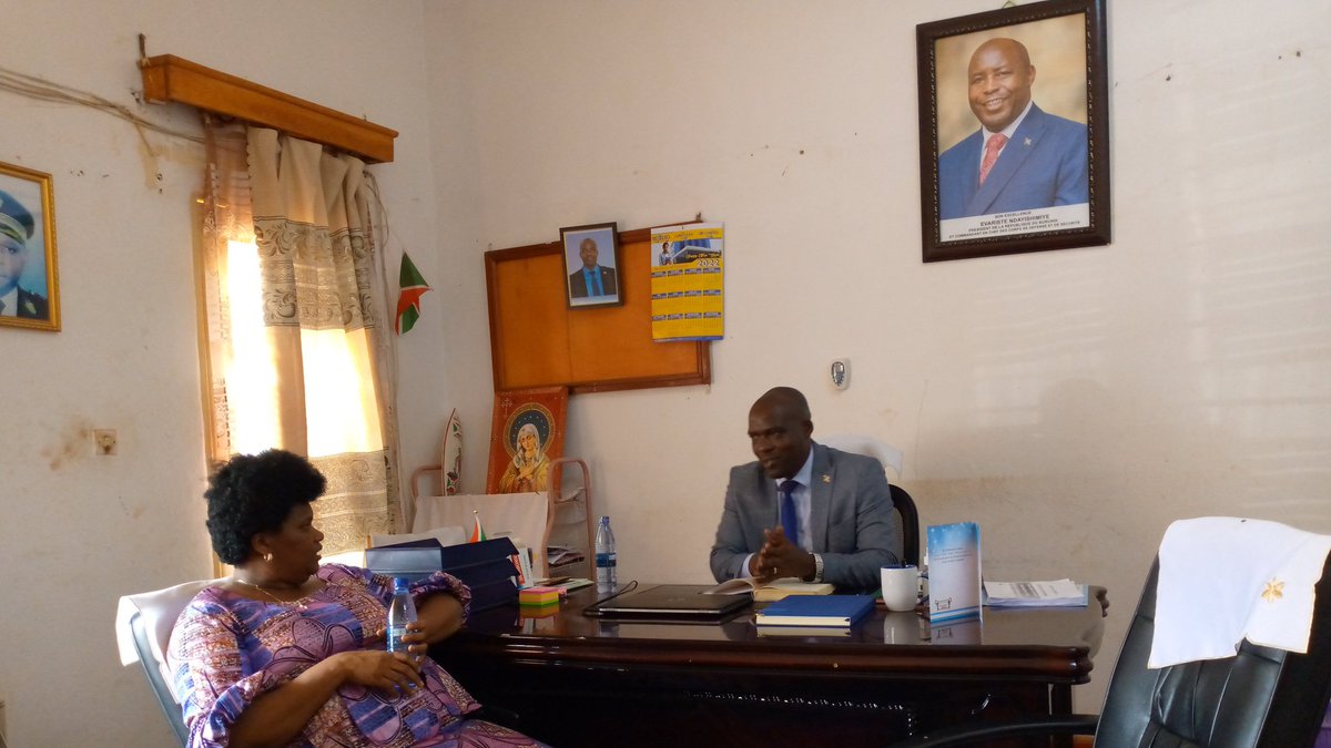 BuhumuzaProvinc's tweet photo. #Burundi:Kuri uyu muhingamo w'ig. rya 9/1/2023,Buramatari w'intara ya @MuyingaProvince Jean Claude #Barutwanayo yakiriye mu biro umushikiranganji wa @mspls_bdi Sylvie #NZEYIMANA,baganiriye uko igisata c'amagara y'abantu mu ntara y'ubuvuzi cifashe mu gutunganiriza abenegihugu. https://t.co/wdg3EbbHma