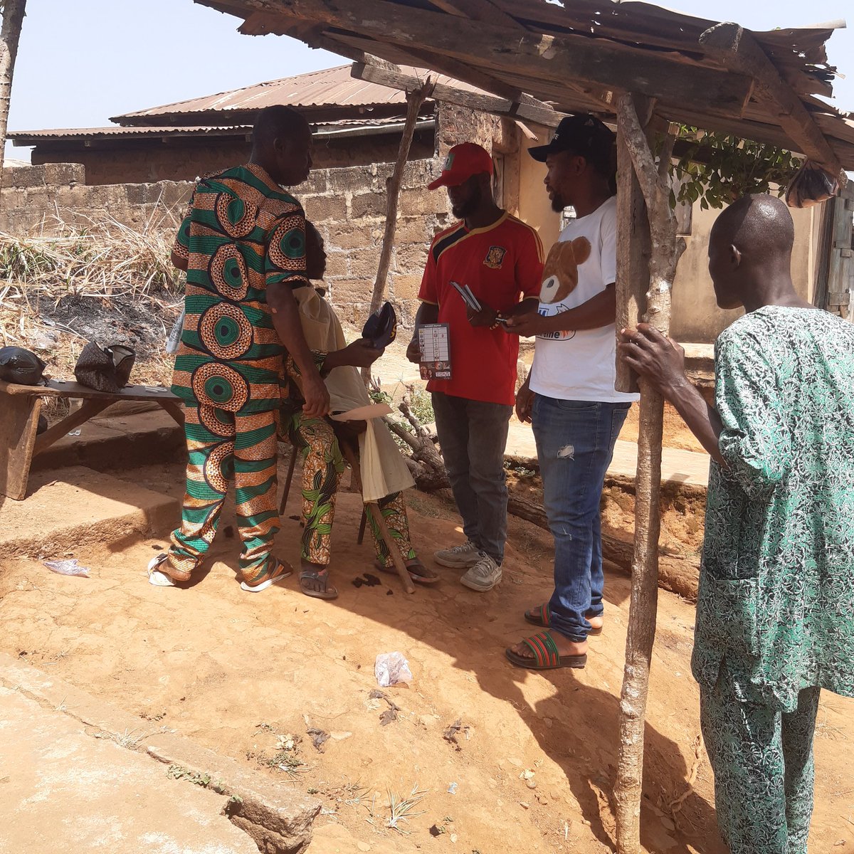 TbnOgun's tweet photo. @Takebacknaija_ team #IjebuNorth East Local Government Today. 

Another #APCPDP structure broken. 
▪︎Atan Community 
▪︎Odosembora 
▪︎Odopotu
▪︎Odosenlu 

Ward and cell Structures planted to canvass votes for @PeterObi and the Labour Party https://t.co/EpD0GDycj3