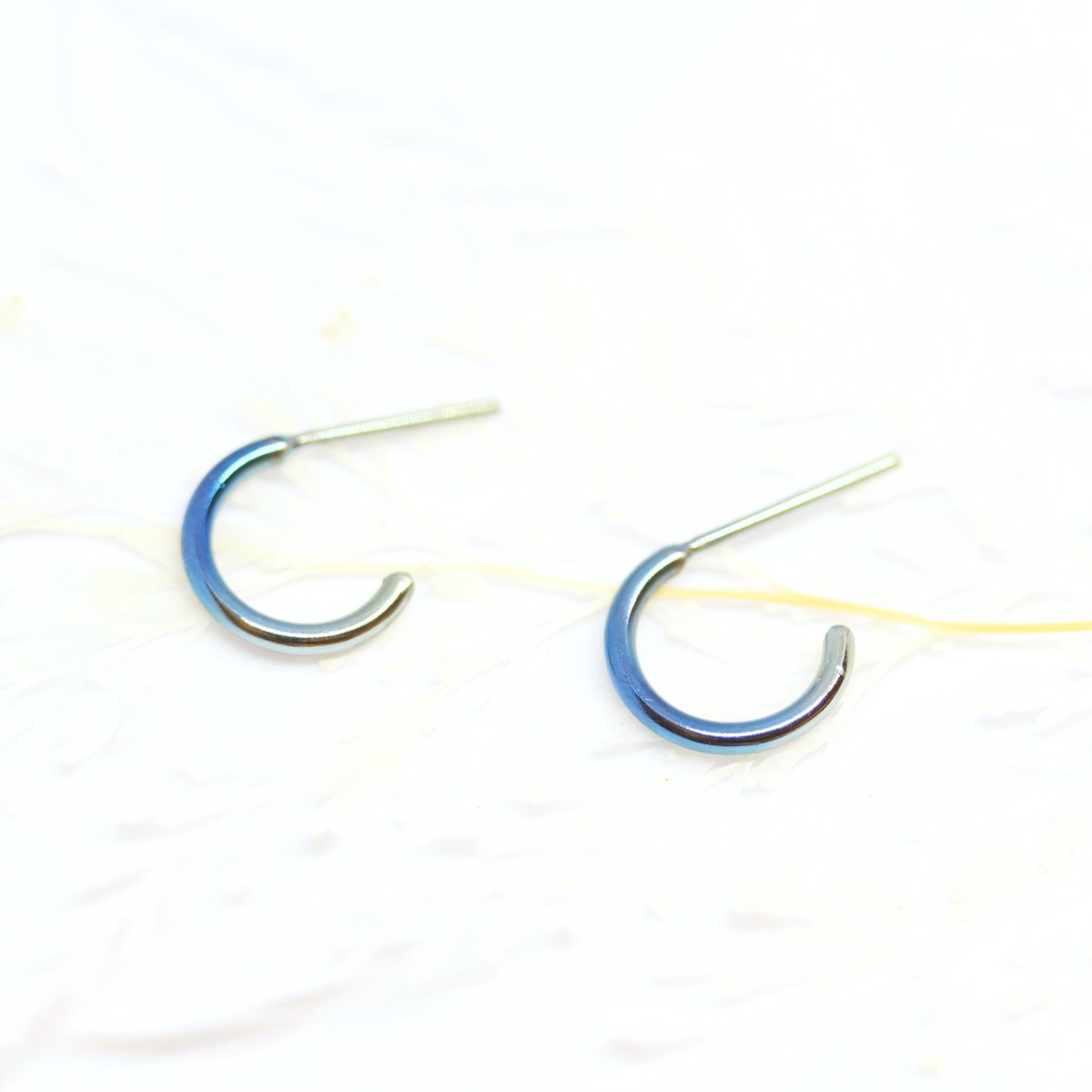 金属アレルギーの方にも安心なオールチタン、1cmほどの小ぶりなフープピアス。

つやっと鏡面仕上げの透明感がたまらない…！

色は着色ではないので、色落ちや変色など一切ありません♪

#一度手にとって見て欲しい #チタン #チタンピアス #フープピアス #プレゼント #ギフト
asgeometry.thebase.in/items/69117593