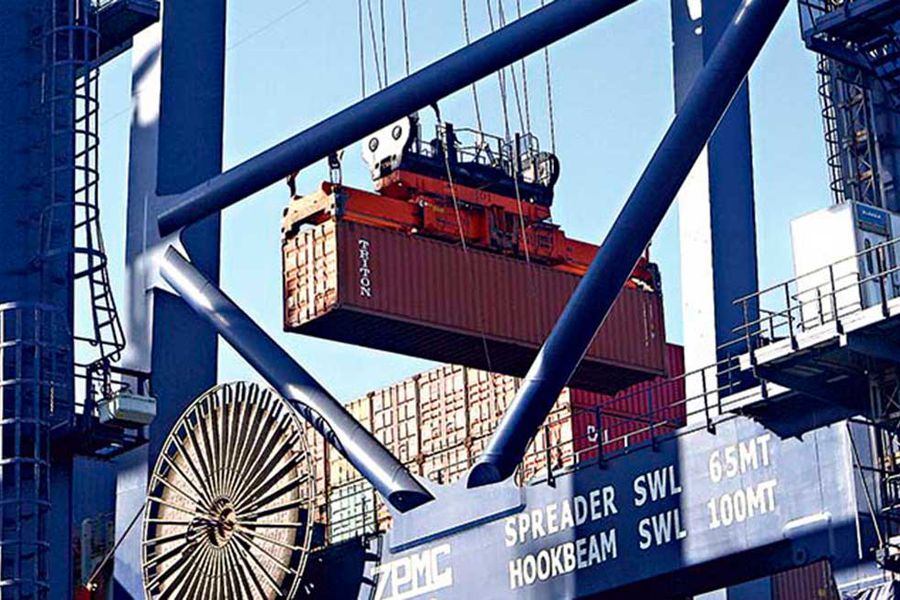 latercera's tweet photo. 📈 @pulso_tw | Comercio exterior de Chile cerró el 2022 en azul y las importaciones superaron por primera vez los US$100 mil millones https://t.co/1JAmo3qhli https://t.co/L0C5q7RgNn
