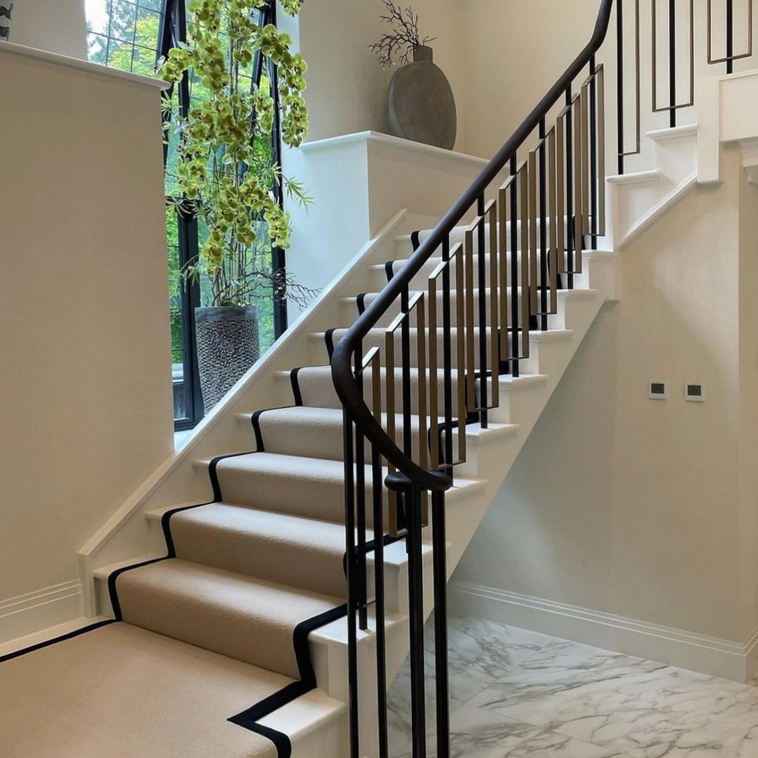 ShugarTeam's tweet photo. This stair runner does a beautiful job of elevating this elegant staircase (pun intended). It fits it like a glove! 😊 

📸 @crafted_handrails 

#torontorealestateagent #hamiltonrealestate #staircaseinspo #staircaserunner #staircasedecor https://t.co/TNW50iQMde