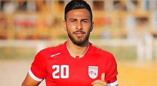 HTrickk's tweet photo. 🇮🇷 Amir #Nasr #Azadani se ha salvado de la condena de muerte tras apoyar las protestas a favor de las mujeres en #Irán El futbolista ha sido sentenciado a 26 años de prisión. No corrieron la misma suerte los karatecas Mohammad #Karami y Seyed #Hosseini, quienes fueron ejecutados. https://t.co/hImYzU8efb