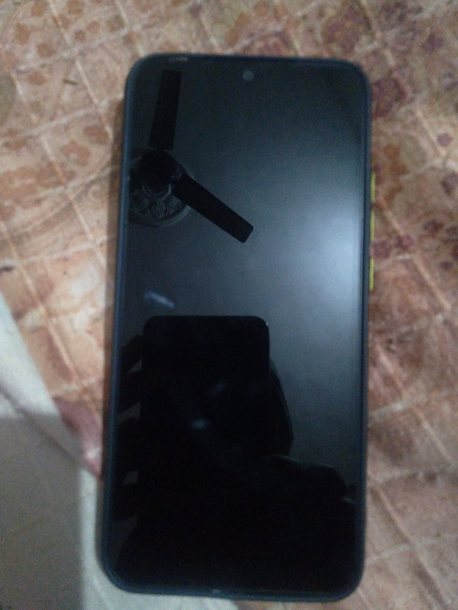 Arush_sri's tweet photo. I have poco c31 which have no dent on body or crack on screen, today screen start flickering and screen became unresponsive so i went to the service centre employe check the phone and said screen is broken we cant issue the warrenty process.
Please help 
@POCOGlobal 
@IndiaPOCO https://t.co/63laMPI6LM