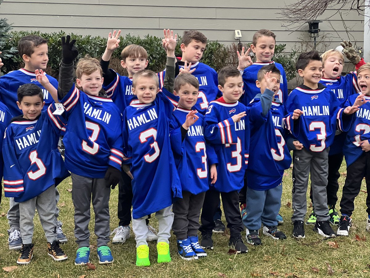 ronberk1's tweet image. Some of our 1st &amp;amp; 2nd grade football players from Florham Park, NJ wanted to support @HamlinIsland thanks to @Fanatics who got us the jerseys fast,they were able to wear to school today &amp;amp; raise $2500 for The Chasing M&apos;s Foundation Community Toy Drive #PrayFor3 🫶 @BuffaloBills