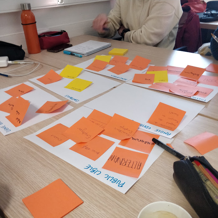 "Travailler c'est trop dur ?" C'est le sujet du #Hyblab 2023 des étudiants en journalisme de @Sc_Po_Rennes et en graphisme de <a href="/LISAARennes/">LISAA Rennes</a>. 5 jours de marathon créatif et d'expérimentation en journalisme visuel, avec <a href="/ouestmedialab/">Ouest Médialab</a>.