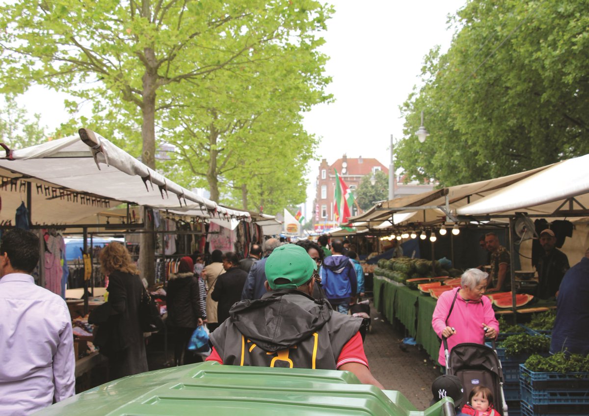 Burgers die zelf initiatief nemen om afval in te zamelen en zo bijdragen aan circulariteit in de wijk - Op basis van het voorbeeld van de Afrikaanderwijk Coöperatie en een boel andere creëerden onderzoekers @els_leclercq en @_mosmit de 'Waardebloem': nai010.com/nl/waardevolle…
