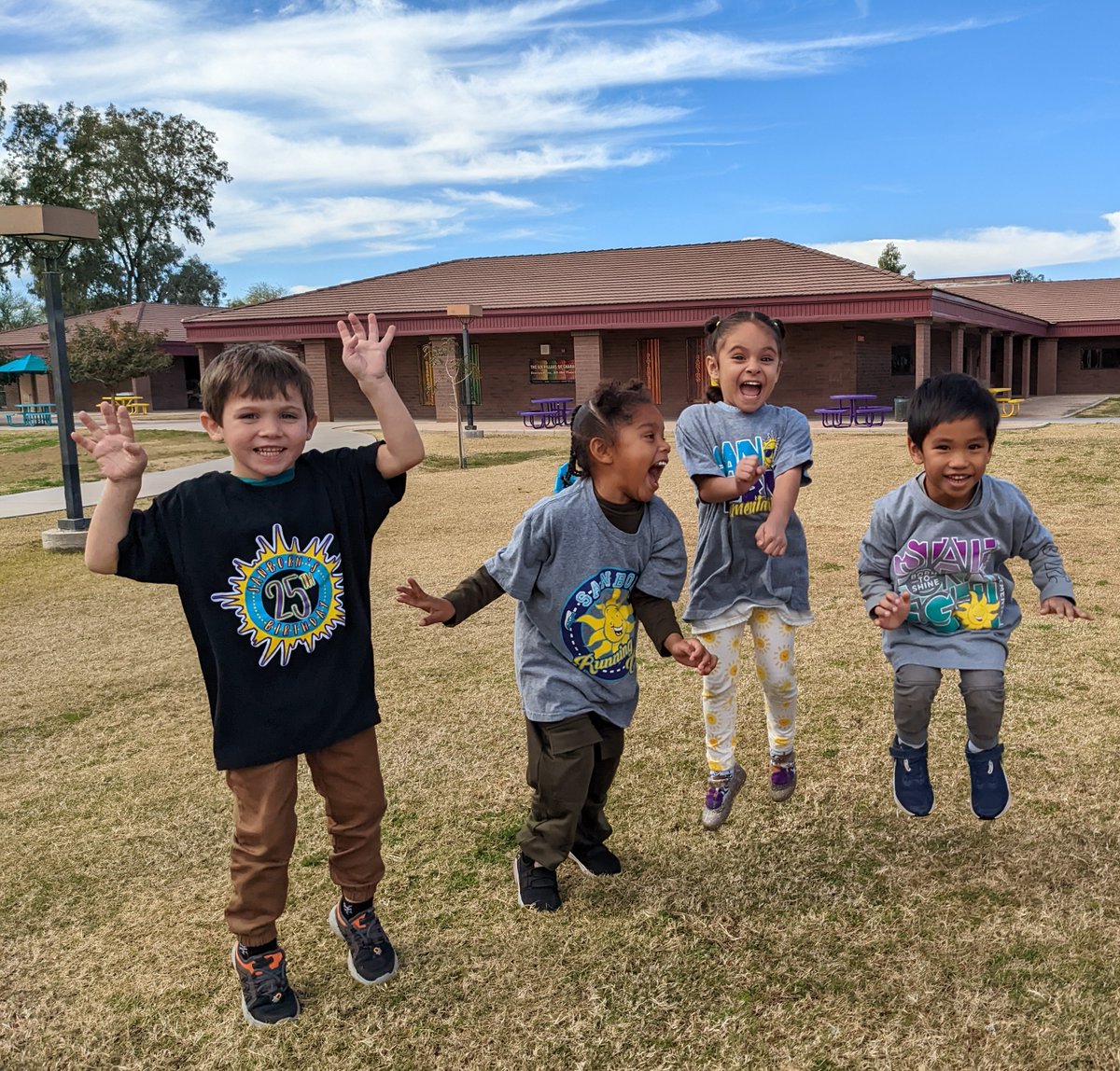 ChandlerUnified's tweet photo. TODAY is the day! If you live outside of CUSD boundaries, go to https://t.co/56QlV4Tby3 to apply for enrollment in the 2023-2024 school year. Applications are NOW OPEN, and @SanbornSuns are jumping for joy! #WeAreChandlerUnified https://t.co/RhzKAeUh88