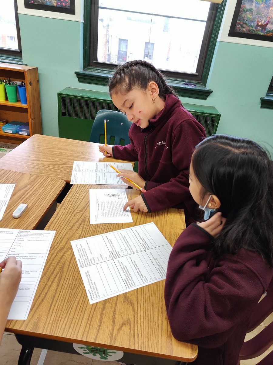 SACAELASS345's tweet photo. 4th grade analyzing documents about the cultural influences on New York by the Indigenous tribes, Dutch, and English settlers. https://t.co/th3GAoZYnv