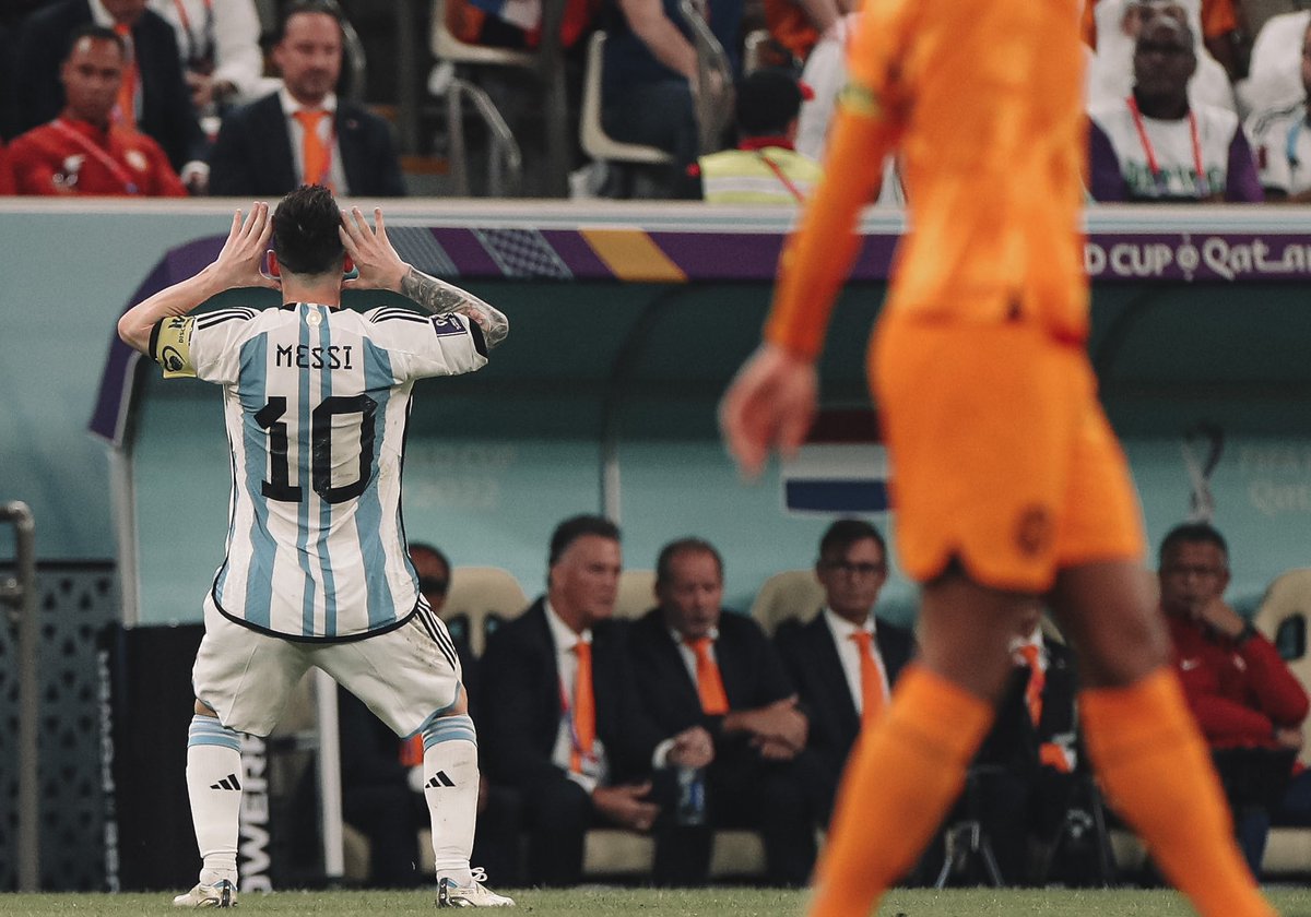 frabigol's tweet photo. Un mes de uno de los partidos con mas mistica en la historia de los mundiales.

Los insultos a Van Gaal, el 19 que hizo 2 goles en 3 minutos, el Dibu fuera de sus cabales, el pelado del arbitro repartiendo amarillas, Messi y el anda pa alla bobo.

El partido mas picante de Qatar. https://t.co/wNZrbqj17V