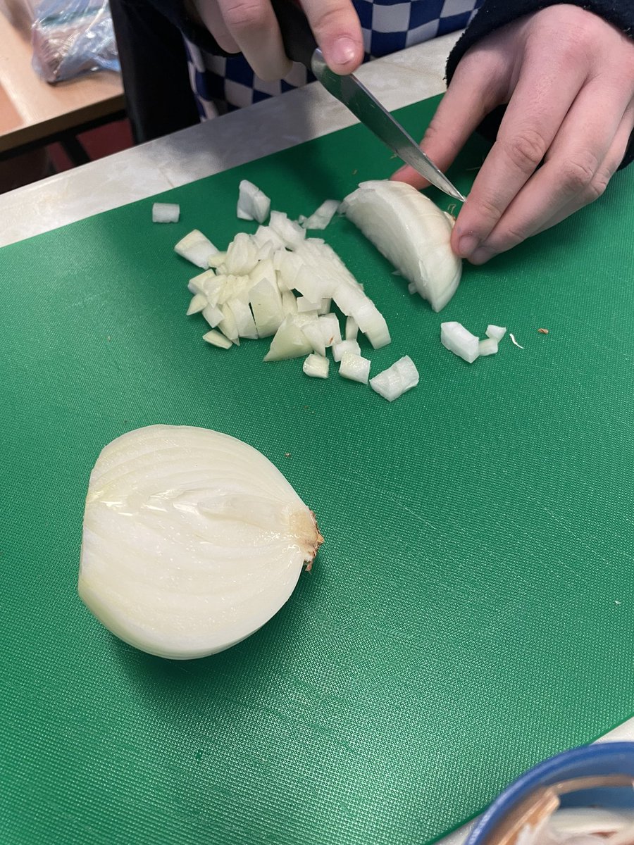 StMarysHomeEc's tweet image. Some 1st years got a taste of onion dicing today whilst making their very first savoury dish in class #SpaghettiBolognese some garnished with Parmesan 🧀 for an authentic Italian feel 🇮🇹🧅🧄🍝 we implemented theory of H&amp;amp;S to prevent #CrossContamination @StMarysCollege
