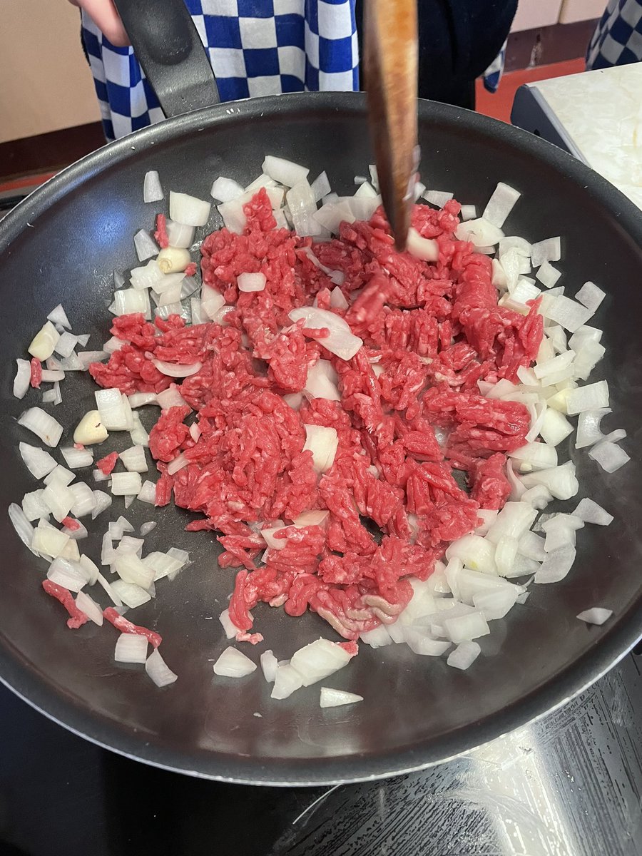 StMarysHomeEc's tweet image. Some 1st years got a taste of onion dicing today whilst making their very first savoury dish in class #SpaghettiBolognese some garnished with Parmesan 🧀 for an authentic Italian feel 🇮🇹🧅🧄🍝 we implemented theory of H&amp;amp;S to prevent #CrossContamination @StMarysCollege