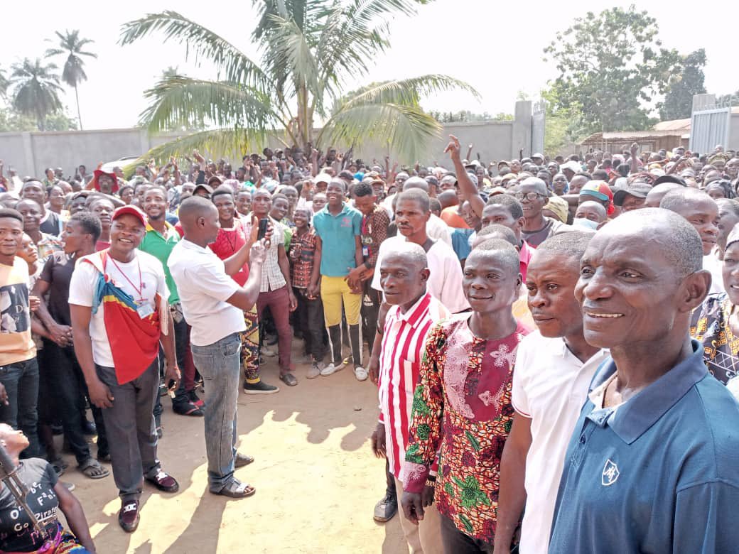 CDER_RDC's tweet photo. L’autorité morale du #CDER continue son périple dans la province du Sud-Ubangi. Dans sa résidence du territoire de Budjala, devant une folle immense, il a invité la population à s’enrôler et prendre part aux élections de Décembre en votant le Président F. Tshisekedi @fatshi13 https://t.co/zWds1SZkII