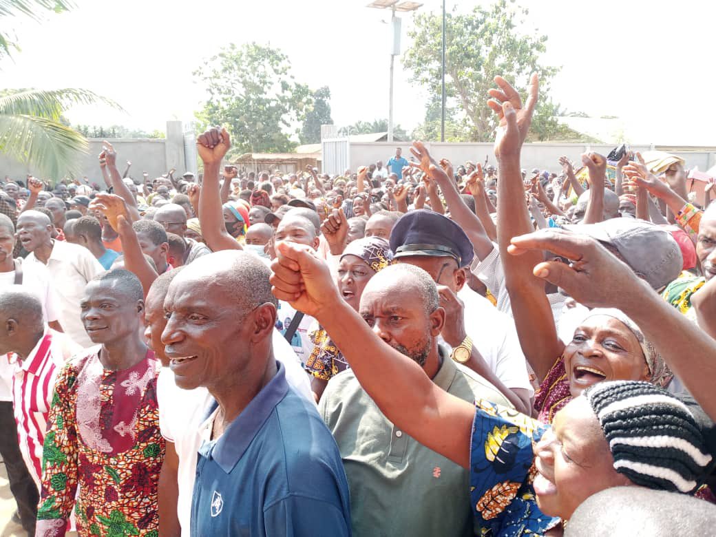 CDER_RDC's tweet photo. L’autorité morale du #CDER continue son périple dans la province du Sud-Ubangi. Dans sa résidence du territoire de Budjala, devant une folle immense, il a invité la population à s’enrôler et prendre part aux élections de Décembre en votant le Président F. Tshisekedi @fatshi13 https://t.co/zWds1SZkII