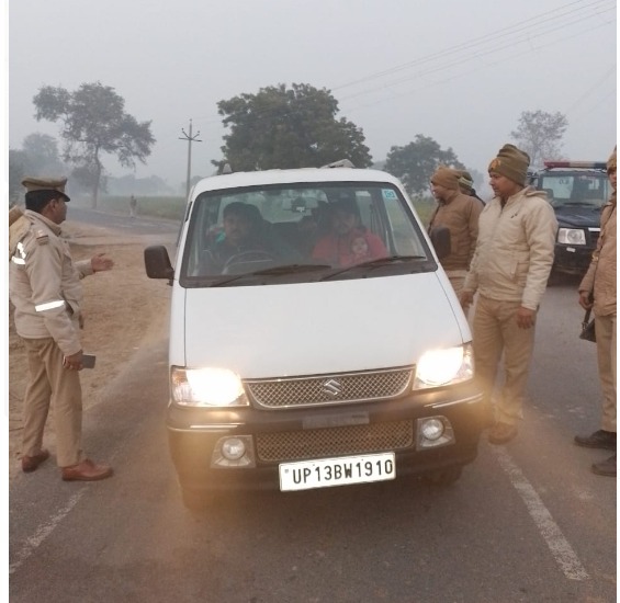 aligarhpolice's tweet photo. #SSP_Aligarh श्री कलानिधि नैथानी के निर्देशन में #ऑपरेशन_शुद्धी के तहत~ 
"सार्वजनिक स्थानों पर अनाधिकृत रूप से शराब का सेवन करने, रंगबाजी दिखाने,स्टंट दिखाने वालों के विरुद्ध कार्यवाही लगातार जारी है .."
#AligarhPolice https://t.co/jrXafPs46U