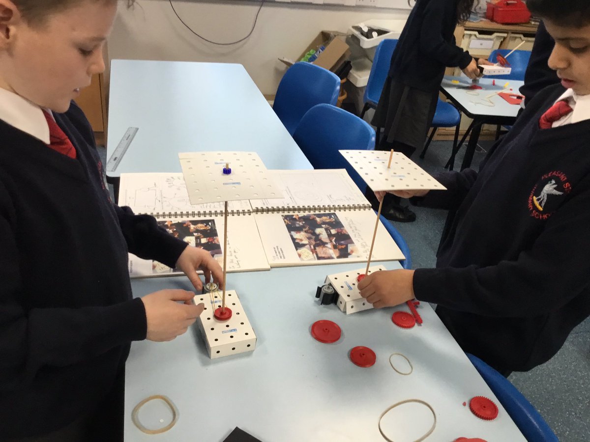 C5Pleasant's tweet photo. We’re making our prototype fairground rides this afternoon @DTPleasantSt @PleasantStPrim #dt #gears #pulleys https://t.co/k1FYdenomN