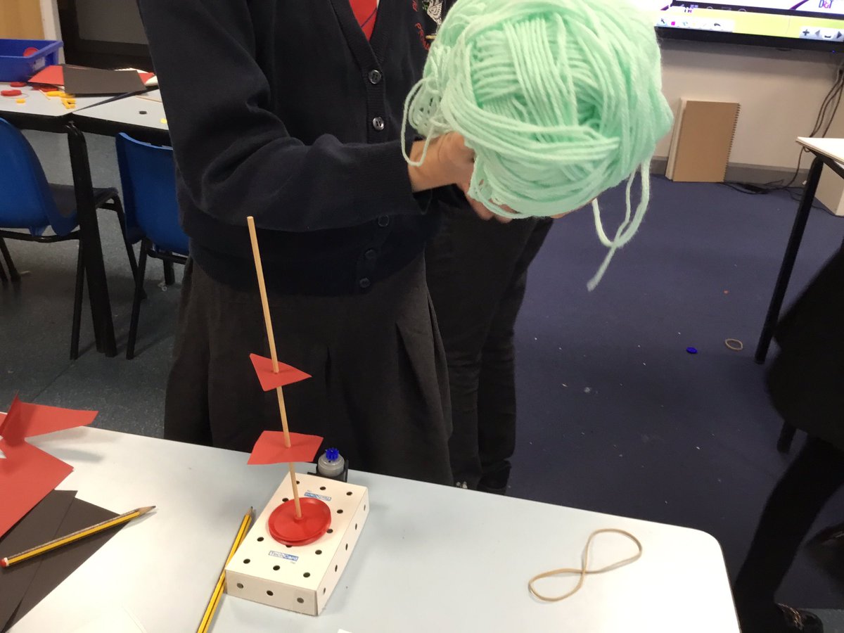 C5Pleasant's tweet photo. We’re making our prototype fairground rides this afternoon @DTPleasantSt @PleasantStPrim #dt #gears #pulleys https://t.co/k1FYdenomN