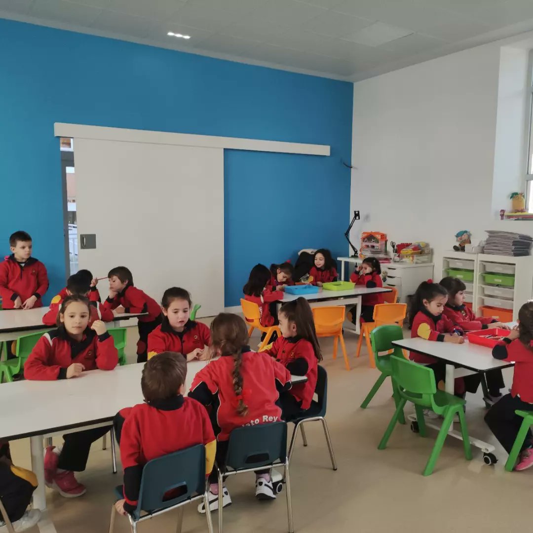 cristoreyva's tweet photo. ¡Por fin todos juntos! Hoy comenzamos trimestre con todos nuestros peques en Cristo Rey, incluidas las aulas de 1 y 2 años. #vueltaalcole #colegioconcertadovalladolid #aula1 #aula2 #claustroinfantil @educsi_ @sjcastillayleon @eccastillayleon https://t.co/3JRxO4G3Xt