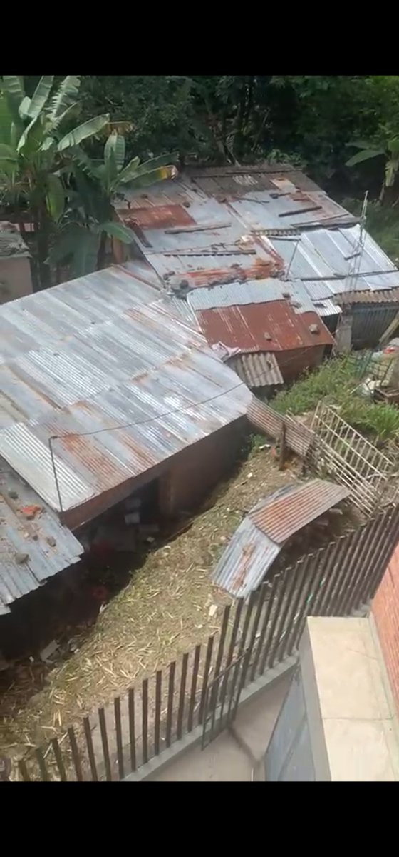 zuly_linarez's tweet photo. @CORMACARENA @harmanfelipe @JuanGZuluaga Cordial Saludo Por favor  por Seguridad revisar esta construcción aledaña a el Edificio VIZION en el Buque https://t.co/yHv61sMs4b