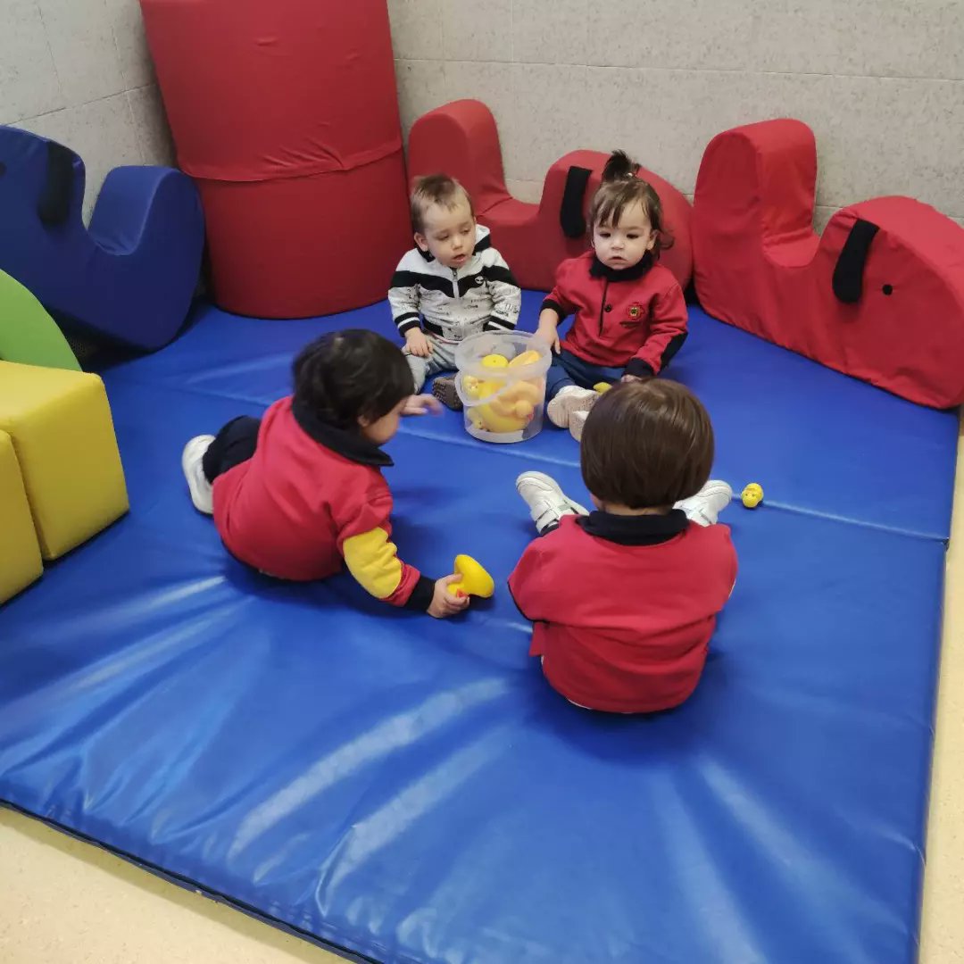 cristoreyva's tweet photo. ¡Por fin todos juntos! Hoy comenzamos trimestre con todos nuestros peques en Cristo Rey, incluidas las aulas de 1 y 2 años. #vueltaalcole #colegioconcertadovalladolid #aula1 #aula2 #claustroinfantil @educsi_ @sjcastillayleon @eccastillayleon https://t.co/3JRxO4G3Xt