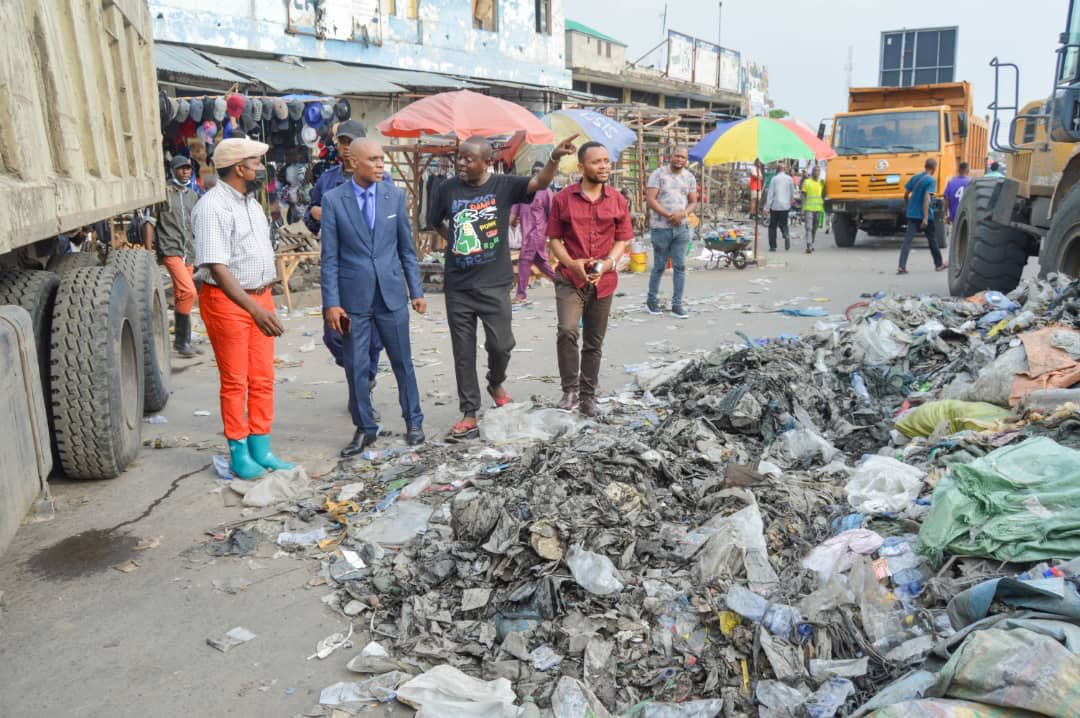 CommuneKinshasa's tweet photo. 24 heures après installation, le nouveau bourgoumestre de la commune de #Kinshasa, Bienvenu MBALIBI MFAMA et son adjoint sont allés faire l'état des lieux des marchés de sa municipalité, un constat très amer dimanche 8 janvier @NgobilaM @SMfute @CongopresseNet https://t.co/hM3nEcXFux