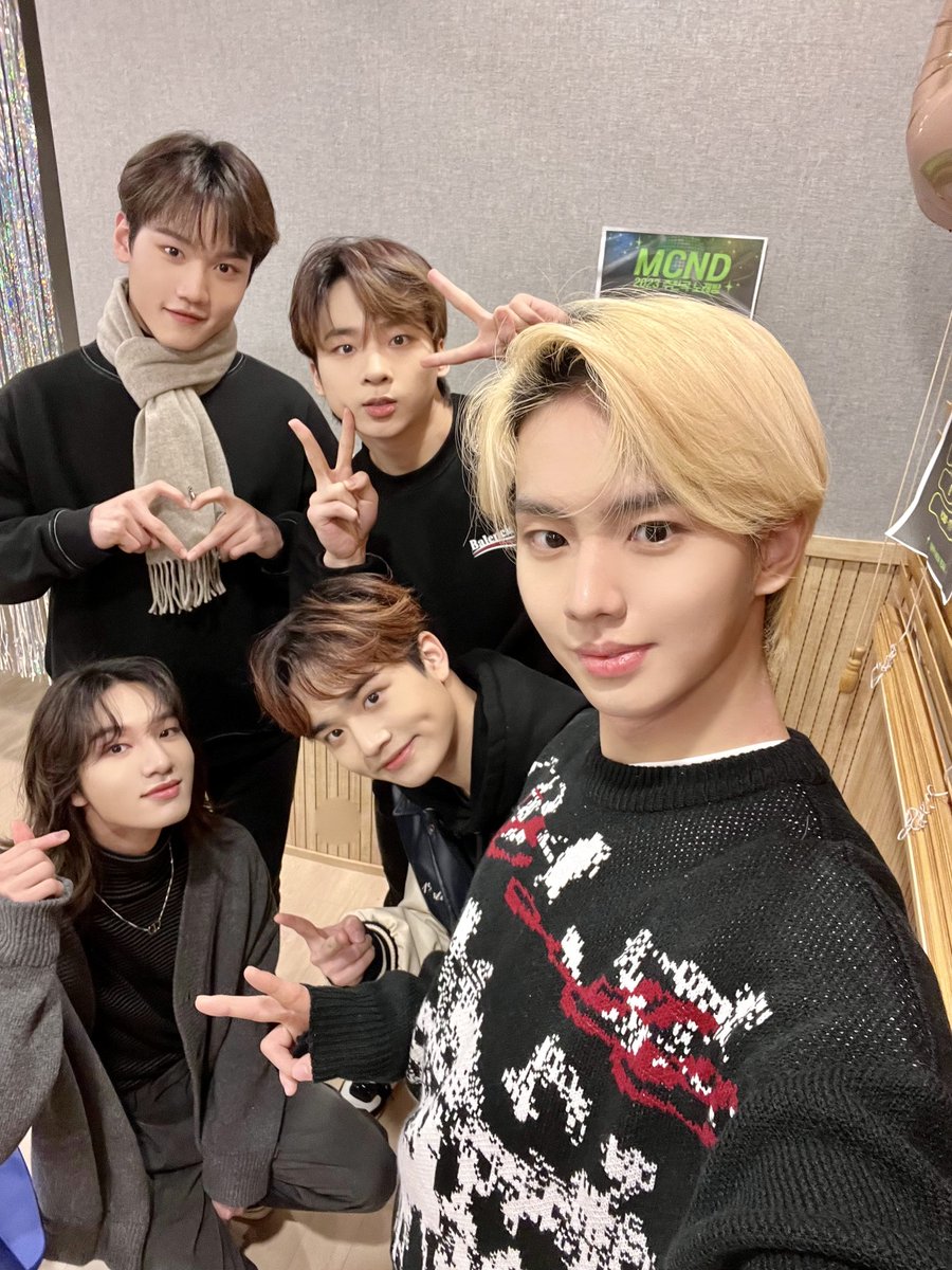 HAKYEONNIM's tweet photo. GEM! Happy New Year!
You're going to be with MCND in 2023 too, right? Let's continue our journey together! We'll work harder to show you our best performance in future!❤️ https://t.co/F33c9Q1ba1