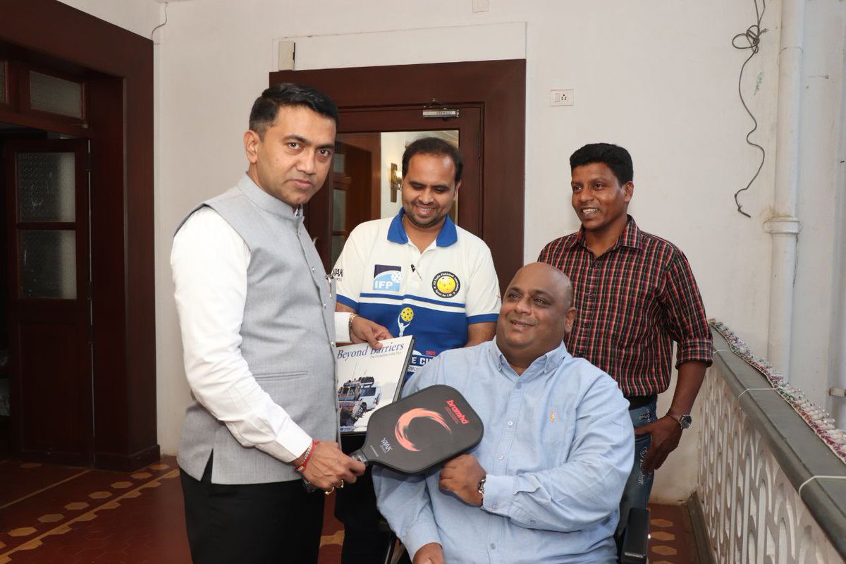 goacm's tweet photo. The President of @PICKLEBALLIND Shri @ArvindRPrabhoo and Treasurer Shri @MathureNIKHIL called on Hon'ble Chief Minister @DrPramodPSawant at Mahalaxmi, Altinho, Panaji. 

HCM discussed about the introduction of Pickle ball Sport in Goa. https://t.co/pw07eVOtBQ