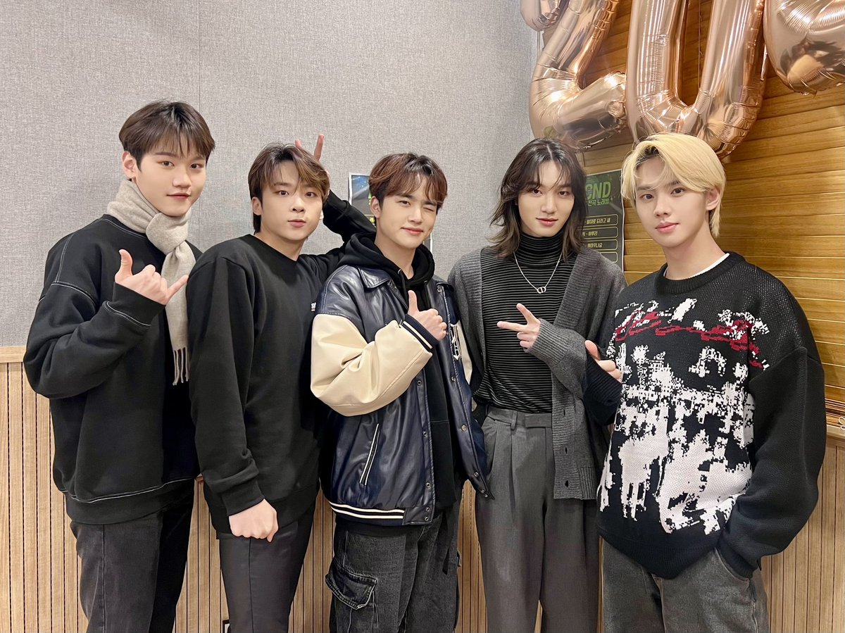 HAKYEONNIM's tweet photo. GEM! Happy New Year!
You're going to be with MCND in 2023 too, right? Let's continue our journey together! We'll work harder to show you our best performance in future!❤️ https://t.co/F33c9Q1ba1