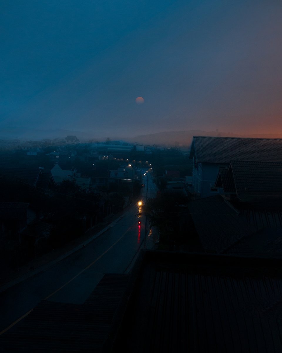 trungbaotr's tweet photo. warmth in the loneliest shades of blue https://t.co/xRK9vo6tB2