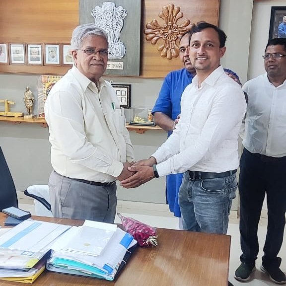 KanuDesai180's tweet photo. આજરોજ ગાંધીનગર સ્વણીમ સંકુલ ખાતે વલસાડ જિલ્લા ભાજપના હોદ્દેદારશ્રીઓએ મુલાકાત લઈ શુભકામનાઓ પાઠવી તે બદલ તમામનો આભાર વ્યક્ત કરું છું. https://t.co/Zg1yy1mliT