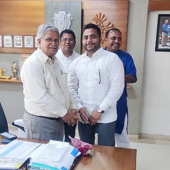 KanuDesai180's tweet photo. આજરોજ ગાંધીનગર સ્વણીમ સંકુલ ખાતે વલસાડ જિલ્લા ભાજપના હોદ્દેદારશ્રીઓએ મુલાકાત લઈ શુભકામનાઓ પાઠવી તે બદલ તમામનો આભાર વ્યક્ત કરું છું. https://t.co/Zg1yy1mliT