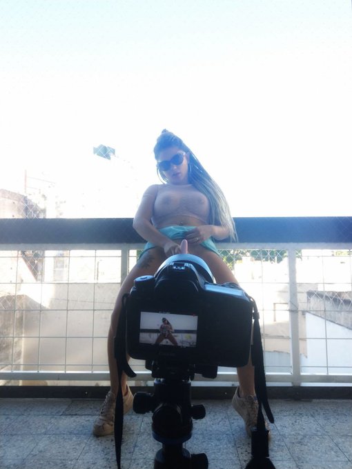 T&iacute;pica foto coorporativa de una d&iacute;a de oficina. https://t.co/tKjTQ9nU1D