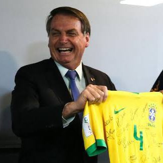choquei's tweet photo. 🚨AGORA: CBF emite nota de repúdio sobre os ataques terroristas que aconteceram ontem em Brasília: 

“A CBF repudia veementemente que a nossa camisa seja usada em atos antidemocráticos e de vandalismo” https://t.co/eWBmGV0CJF
