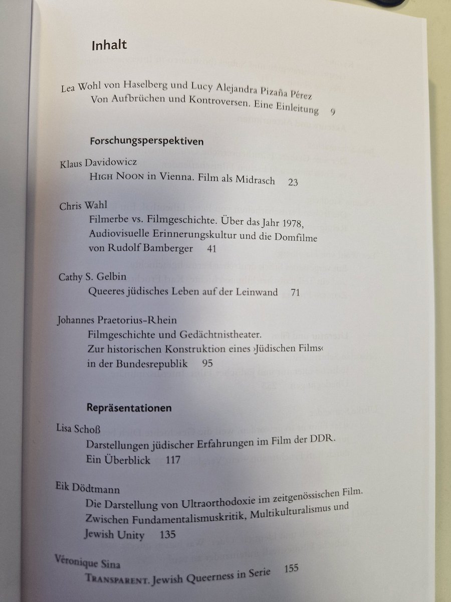 Frisch auf meinen Schreibtisch geflattert: der neue Band "Jüdischer Film" hg. v. @LWvH2 &amp; @lucy_pizana Auch mit einigen Beiträgen zu #FilmFestivals. U.a. von mir und @lucy_pizana 
#FilmFestivalResearch 
<a href="/Filmuni/">Filmuniversität</a> @jewishfilmhist

Zu bestellen bei: etk-muenchen.de/search/Details…