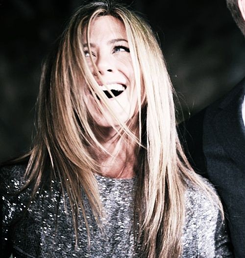 comfortaniston's tweet photo. jennifer aniston's smile is so bright⋆ฺ｡･༉‧₊˚✧ https://t.co/eX5r5SToZe