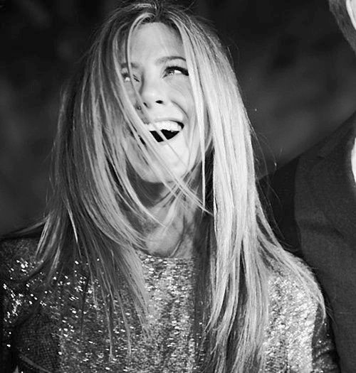 comfortaniston's tweet photo. jennifer aniston's smile is so bright⋆ฺ｡･༉‧₊˚✧ https://t.co/eX5r5SToZe