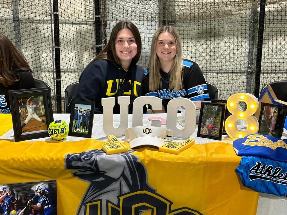 kaylee1504's tweet photo. Thanks @OKAthleticsAcad for a great signing party!! @UCOSoftball @As18uNational https://t.co/UOja9fDOI1