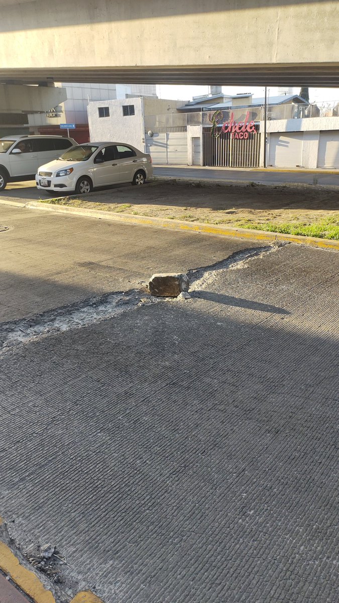 JohnatanYanez's tweet photo. Bache enorme en 31 pte entre blvd Atlixco y 45 sur (bajo puente) urge atención @PueblaAyto 

@carlosmartinh
@alvarez_armando @JCarlos_Valerio
https://t.co/wH48CCf3Qt https://t.co/TO6FpBKDWO