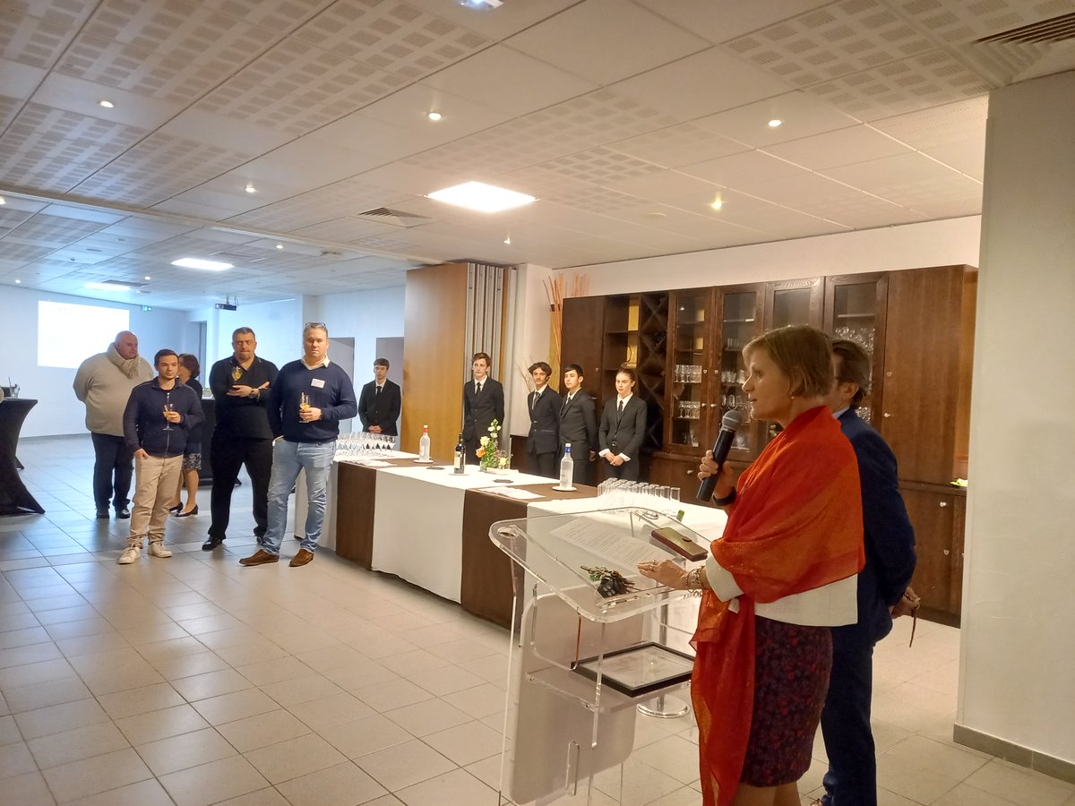 La relation #ÉcoleEntreprise était au cœur des échanges au #lycée Condorcet à #Arcachon lors de la soirée réunissant les entreprises partenaires du <a href="/LDMCArcachon/">Collège Marie-Bartette</a> et du #CLEE Sud-Bassin : l'occasion de rappeler l'importance de ce lien au bénéfice des élèves et des partenaires.