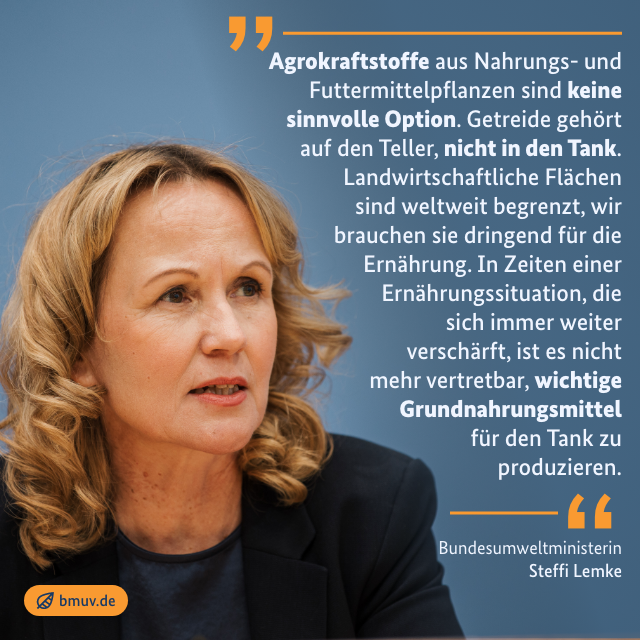 _BMUKN's tweet photo. „Seit dem 1. Januar 2023 ist Palmöl aus dem Tank verbannt. Der sinnvolle nächste Schritt heißt Ausstieg aus Agrokraftstoffen aus Nahrungs- und Futtermittelpflanzen. Die Vorschläge des BMUV hierzu liegen den beteiligten Ressorts seit Längerem vor.“ @SteffiLemke #Agrokraftstoffe https://t.co/kGrBI7TyLf